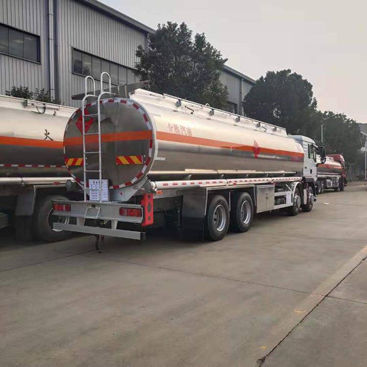 重汽汕德卡鋁合金油罐車(chē) 高效運(yùn)油新標(biāo)桿